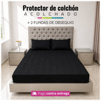 Referencia visual de un protector acolchado color negro con dos fundas de almohada; el diseño del acolchado puede variar