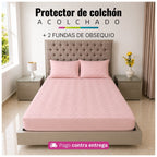 Referencia visual de un protector acolchado color palo de rosa con dos fundas de almohada; el diseño del acolchado puede variar
