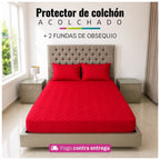 Referencia visual de un protector acolchado color rojo con dos fundas de almohada; el diseño del acolchado puede variar